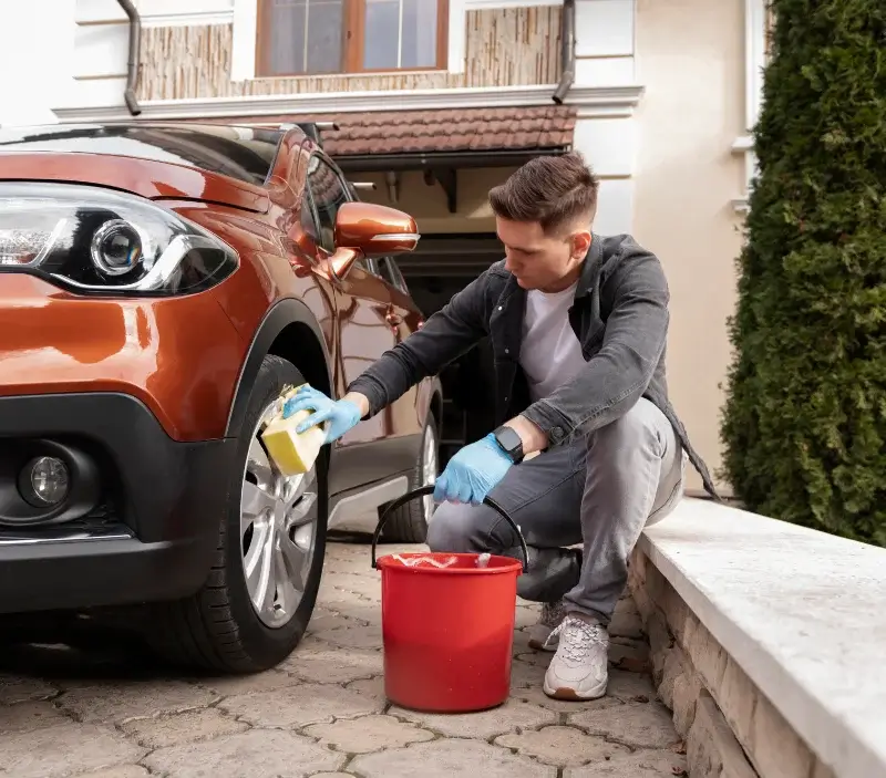 Lavage auto à domicile Saint-Romain-sous-Gourdon : professionnel intervenant sur un véhicule